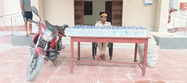 رانی پٹی نہر کنارے سے482بوتل نیپالی شراب کے ساتھ بائک ضبط، اسمگلر فرار