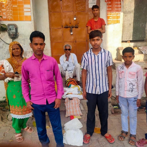 راشن کے انتظار میں لوگ