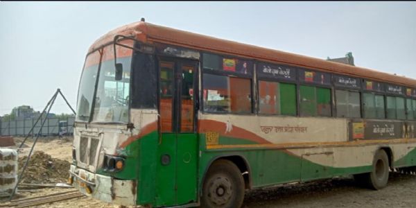 علی گڑھ سے کوشانبی تک چل رہی خستہ حال بسیں