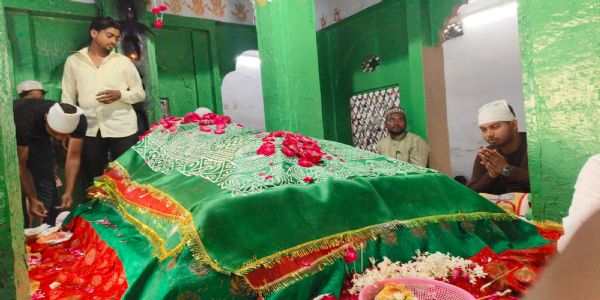 وارانسی میں غازی میاں کا لگن رکھا گیا، درگاہ پر چادر چڑھا کر دعائیں مانگی گئیں۔