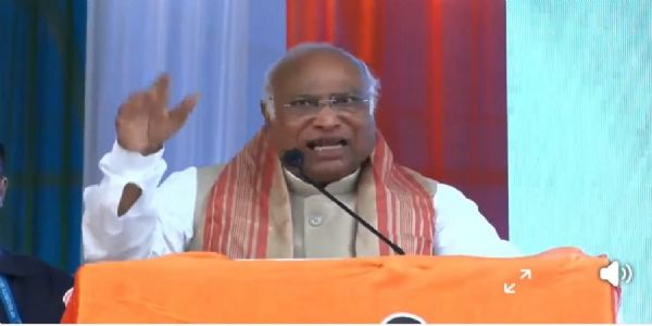 کھڑگے نے آسام میں پانچ انتخابی گارنٹیاں جاری کیں، بی جے پی پر سخت حملہ