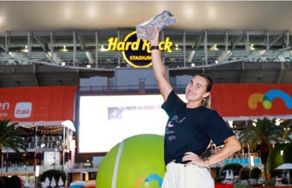 میامی اوپن ٹرافی کے ساتھ آریانا سبالینکا