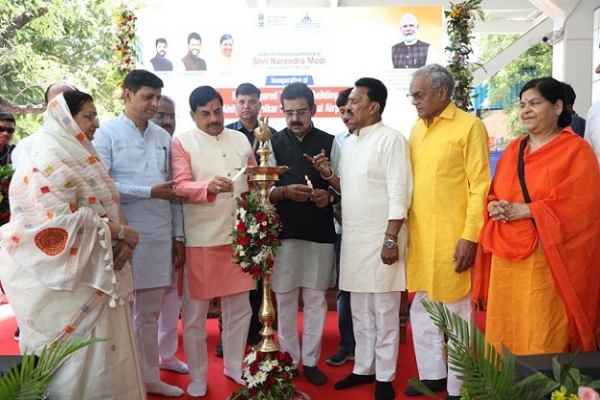 اندور ایئرپورٹ پر منعقدہ ٹرمینل-1 کے افتتاحی پروگرام کا آغاز کرتے ہوئے وزیراعلیٰ