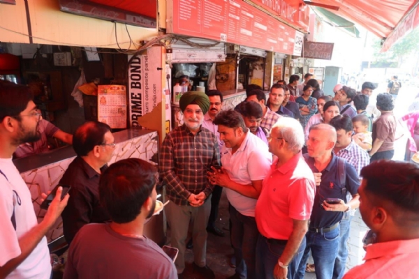 دہلی کے لیفٹیننٹ گورنر نے کناٹ پلیس کا دورہ کیا دہلی کے لیفٹیننٹ گورنر نے کناٹ پلیس کا دورہ کیا