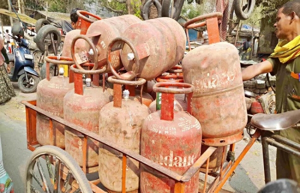 پٹنہ میں ڈی اے سی کوڈ نہ ملنے پر مشتعل صارفین ، گیس ایجنسی آپریٹر پر جان لیوا حملہ کیا