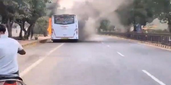 پرائیویٹ ٹریویلس آپریٹرکی بس اچانک شعلہ پوش