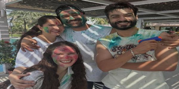 کٹرینہ کیف نے شوہر وکی کوشل کے ساتھ ہولی منائی، تصاویر سوشل میڈیا پر شیئر کیں۔