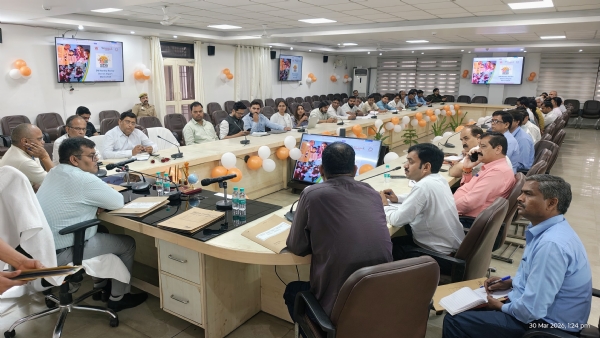 ڈی ایم میٹنگ لیتے ہوئے