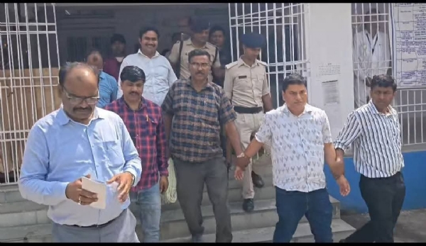 کلرک اور اسسٹنٹ 70,000 روپے رشوت لیتے ہوئے گرفتار