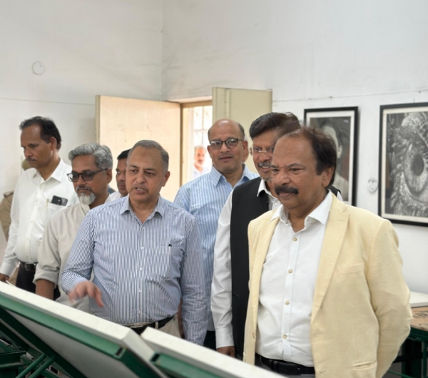 آرٹس نمائش دیکھتے ہوئے مہمانان آرٹس نمائش دیکھتے ہوئے مہمانان