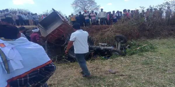 ڈنڈوری: بے قابو ٹریکٹر ٹرالی کھائی میں گری، ایک دیہاتی جاں بحق