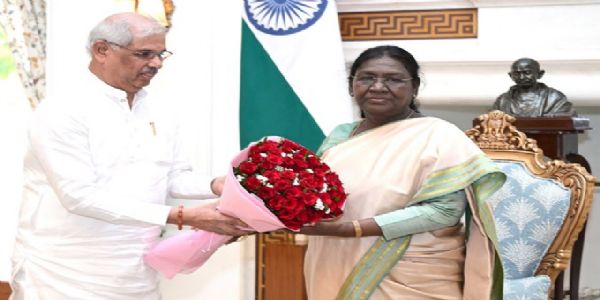 کیرالہ اور ہماچل پردیش کے گورنر نے صدر جمہوریہ سے ملاقات کی