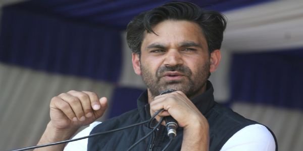 یومیہ اجرت پر کام کر رہے ملازمین کے مسئلہ کو حل کیا جائے ۔وحید پرا