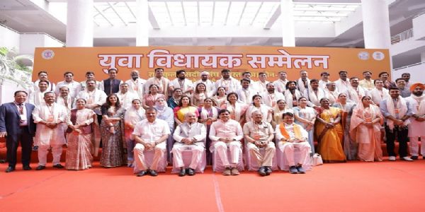 جمہوریت ہمیں کسی مغربی ملک نے نہیں دی، یہ ہمارے ہندوستانی ڈی این اے میں ہے: واسودیو دیونانی