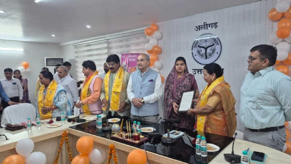 تقرری نامہ پیش کرتے ہوئے تقرری نامہ پیش کرتے ہوئے