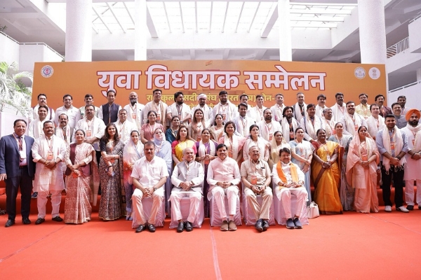 جمہوریت ہمیں کسی مغربی ملک نے نہیں دی، یہ ہمارے ہندوستانی ڈی این اے میں ہے: واسودیو دیونانی