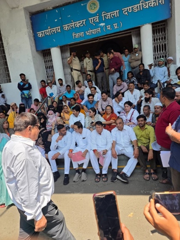 کانگریس نے کلکٹر کو میمورنڈم سونپا