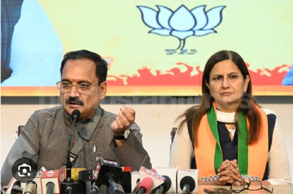 بی جے پی نے ڈی ٹی سی بسوں میں پنک کارڈ کے نفاذ کے سلسلے میں اے اے پی کی افواہوںکی مذمت کی