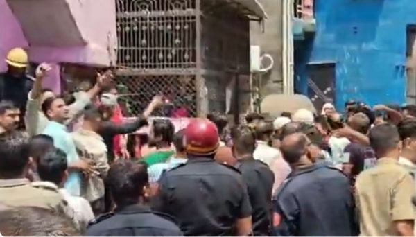 گجرات کے سورت کے گھر میں کیمیکل دھماکے کے بعد آگ لگنے سے پانچ افراد ہلاک