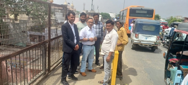 ٹوٹے پل کا معائنہ کرتے ہوئے ٹوٹے پل کا معائنہ کرتے ہوئے