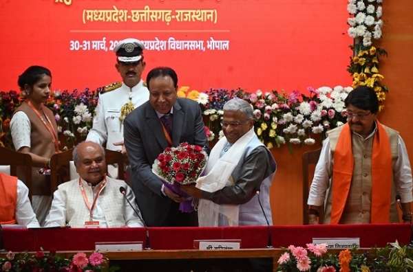 بھوپال میں تین ریاستوں کے نوجوان اراکین اسمبلی کی کانفرنس میں راجیہ سبھا کے ڈپٹی چیئرمین ہریونش سنگھ کا استقبال کرتے ہوئے