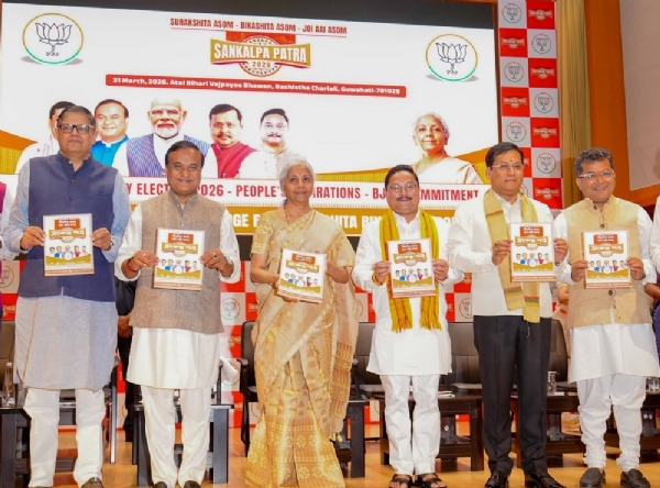 آسام میں بی جے پی کا منشور جاری کرتے ہوئے آسامی لباس میں نظر آئیں نرملا سیتا رمن