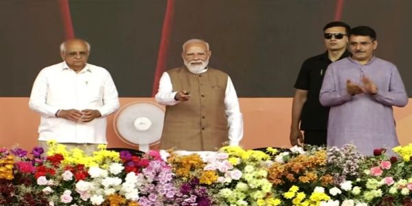 وزیر اعظم نے گجرات کو بیس ہزار کروڑ سے زیادہ کے ترقیاتی پروجیکٹوں کا تحفہ دیا