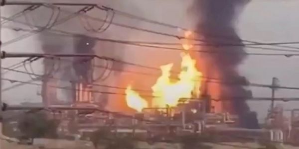 ایران کے اصفہان شہر پر حملہ، دبئی میں بڑا ٹینکر آگ کے شعلوں میں گھرا