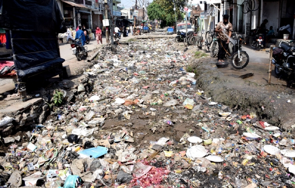 گندگی سے بھرا ہوا نالا گندگی سے بھرا ہوا نالا