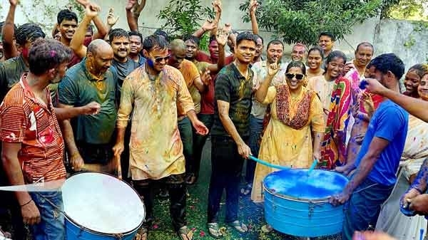 نرمل ایس پی کیمپ آفس میں پولیس افسران نے ہولی منائی نرمل ایس پی کیمپ آفس میں پولیس افسران نے ہولی منائی