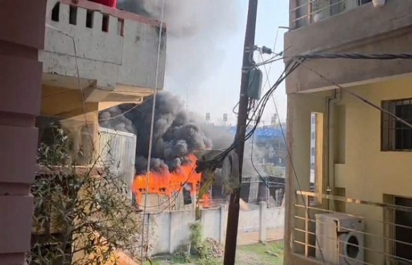 پٹنہ کے کار واشنگ سینٹر میں لگی زبردست آگ،موقع پر پہنچی 14دمکل کی گاڑیاں پٹنہ کے کار واشنگ سینٹر میں لگی زبردست آگ،موقع پر پہنچی 14دمکل کی گاڑیاں