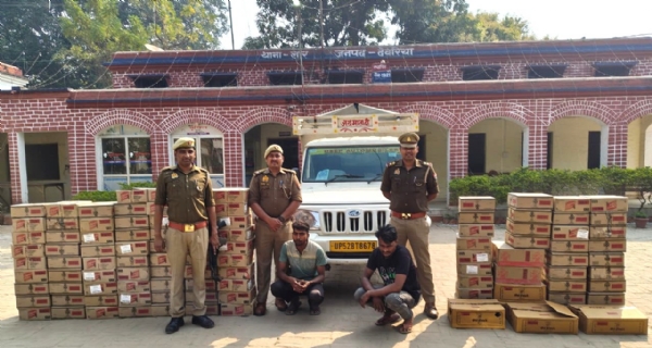 گاڑیوں کی چیکنگ کے دوران بھاری مقدار میں ناجائز شراب برآمد، دو گرفتار گاڑیوں کی چیکنگ کے دوران بھاری مقدار میں ناجائز شراب برآمد، دو گرفتار