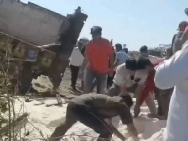 نمک سے لدی ٹریکٹر ٹرالی الٹنے سے موٹر سائیکل پر سوار دو دوست جاں بحق ہ نمک سے لدی ٹریکٹر ٹرالی الٹنے سے موٹر سائیکل پر سوار دو دوست جاں بحق ہ