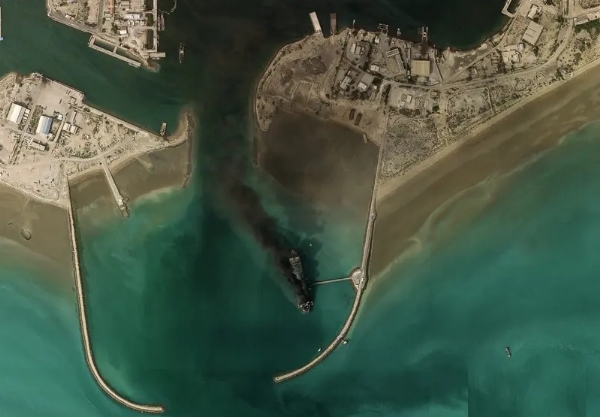 ابنائے ہرمز میں تعطل، صرف دو تیل بردار جہاز راستہ عبور کرنے میں کامیاب ابنائے ہرمز میں تعطل، صرف دو تیل بردار جہاز راستہ عبور کرنے میں کامیاب