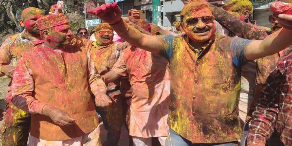 بی جے پی کے ریاستی صدر اور ایم پی نے نہان میں عام لوگوں کے ساتھ ہولی منائی