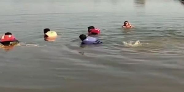 سورت کے منگرول میں نہاتے ہوئے تین نوجوان غرقاب