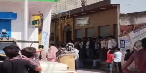 ہولی کے جلوس میں رنگ پھینکنے سے کشیدگی، پولیس تعینات