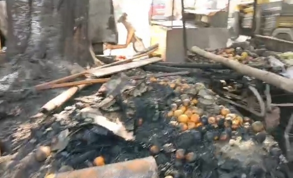 JH-Nine-footpath-shops-caught-fire JH-Nine-footpath-shops-caught-fire