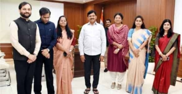 وزیر مال سرینواس ریڈی کا کلکٹرس کے ساتھ اجلاس