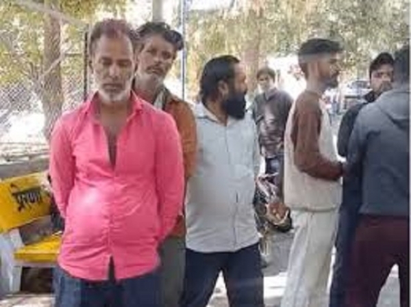 پوسٹ مارٹم روم کے باہر اہل خانہ