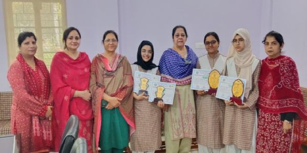 ایم یو سینئر سیکنڈری اسکول (گرلز) کی طالبات نے انٹر اسکول مقابلے میں نمایاں کامیابی حاصل کی