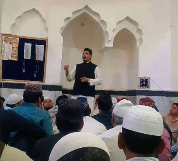 خطاب کرتے ہوئے حافظ ڈاودرشیدی