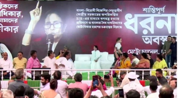 ممتا بنرجی نے ووٹر لسٹ تنازعہ پر احتجاجی دھرنا دیا، الیکشن کمیشن اور بی جے پی پر سخت حملہ کیا