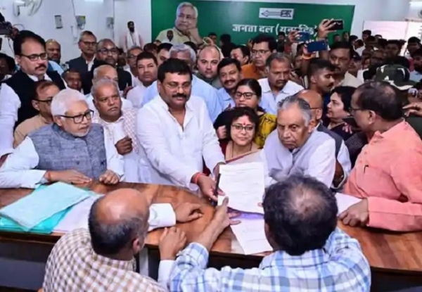 بہار میں سیاسی ہلچل کے درمیان امیش کشواہا نے جے ڈی یو کے ریاستی صدر کے عہدے کے لیے اپنا پرچہ نامزدگی داخل کیا