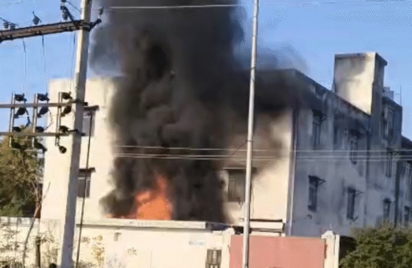 تین منزلہ کولر فیکٹری میں زبردست آتشزدگی سے خوف وہراس