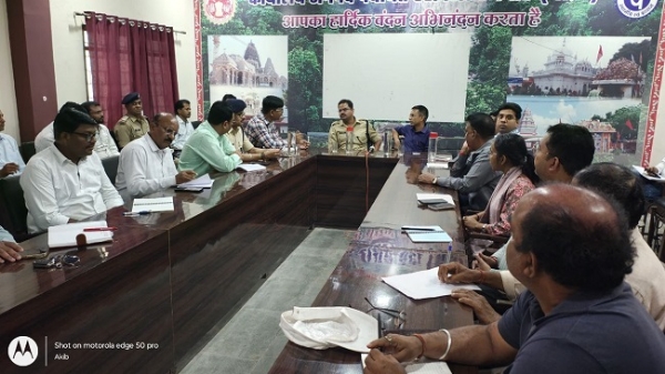 ضلع پنچایت ہٹا کے میٹنگ ہال میں منعقدہ اجلاس میں کلکٹر سدھیر کمار کوچر اور پولیس سپرنٹنڈنٹ شروت کیرتی سومونشی سمیت مختلف محکموں کے افسران نے شرکت کی۔