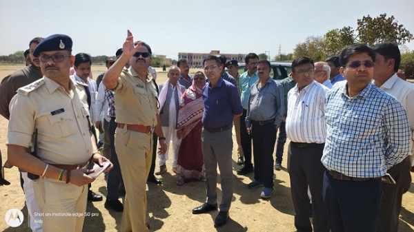 کلکٹر سدھیر کمار کوچر اور پولیس سپرنٹنڈنٹ شروت کیرتی سومونشی افسران کے ساتھ مجوزہ پروگرام کے مقام ماڈل اسکول گراونڈ پہنچے اور وہاں کے انتظامات کا معائنہ کیا۔