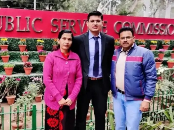 ڈاکٹر انوج نے یو پی ایس سی آل انڈیا امتحان میں ٹاپ کر کے راجستھان کا نام روشن کیا
