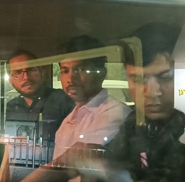 سی بی آئی کے ساتھ بیٹھے گرفتار انجینئر سنجیو کمار درمیان میں