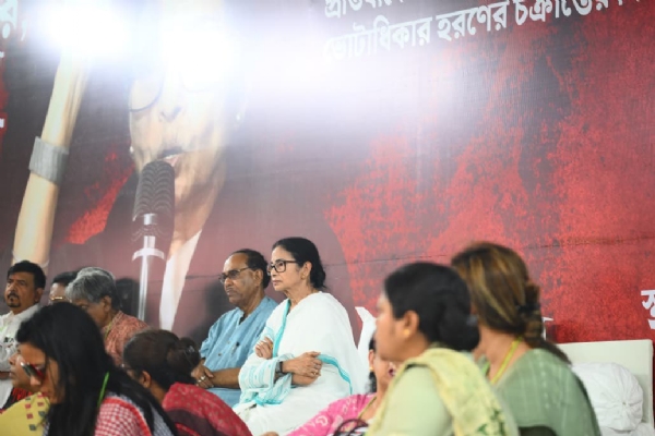 ووٹر لسٹ تنازعہ پر ممتا بنرجی کا مسلسل دوسرے دن احتجاج، بی جے پی اور الیکشن کمیشن پر تنقید